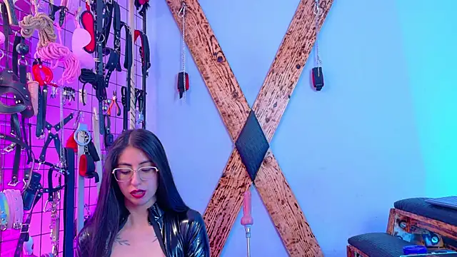 DominatedDesires_BDSM's cam snapshot