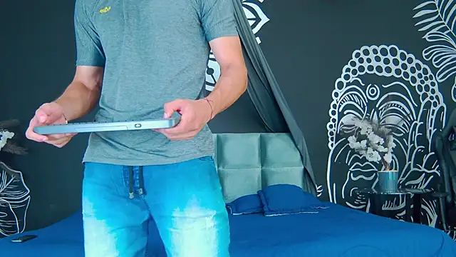 AlessioVitale live sex cam