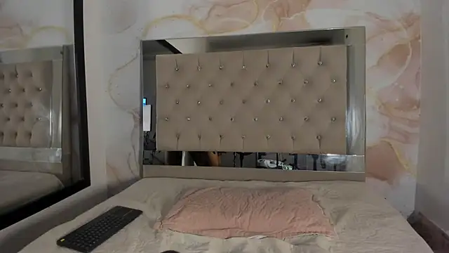 ainaah_'s cam snapshot