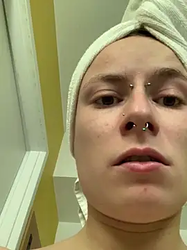 GoldenPussy1329 live sex cam