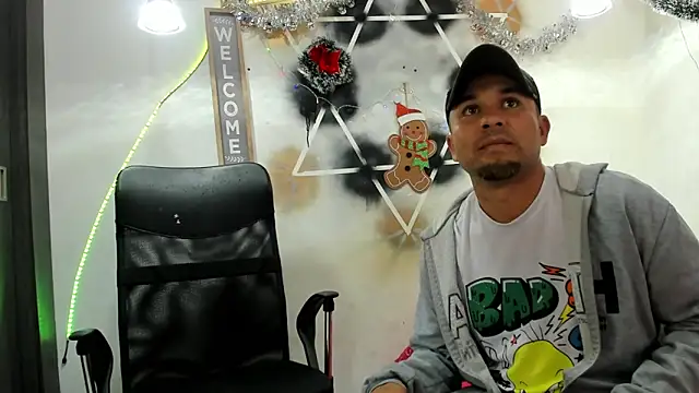 StephaniaAndRandy's cam snapshot