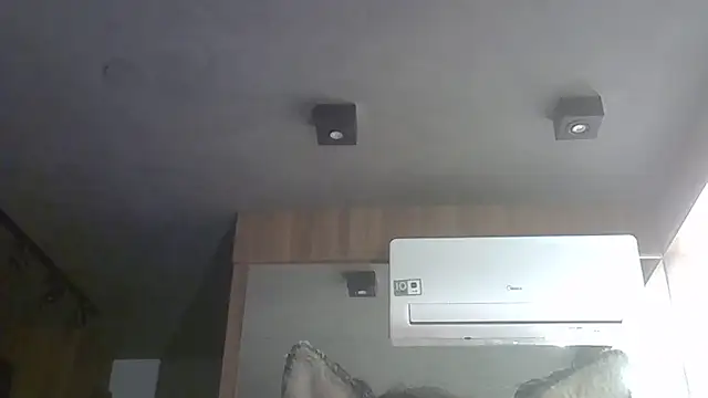 SkinnyKitten live sex cam