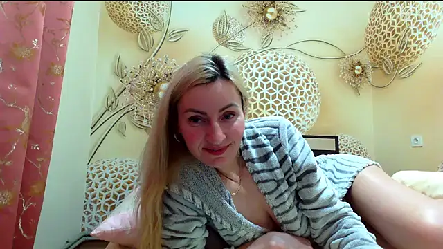 Yourrealgirl's cam snapshot