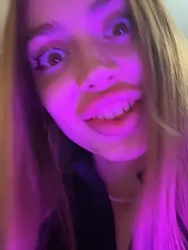 Elizabeth_Tay's cam snapshot