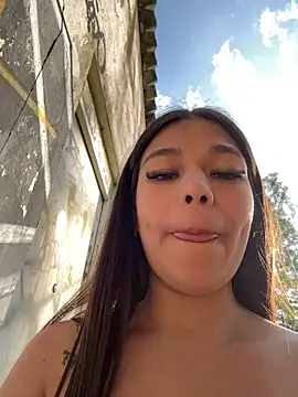 Alyshanon18's cam snapshot