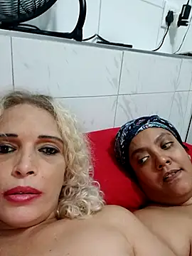 2Juicy_pussy's cam snapshot