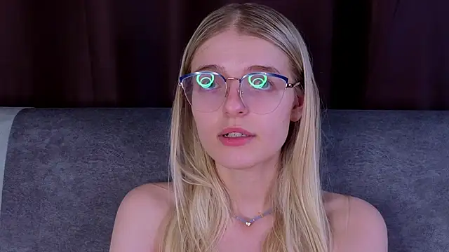 MonicaShiny's cam snapshot