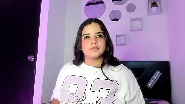 Babyhoney18 live sex cam