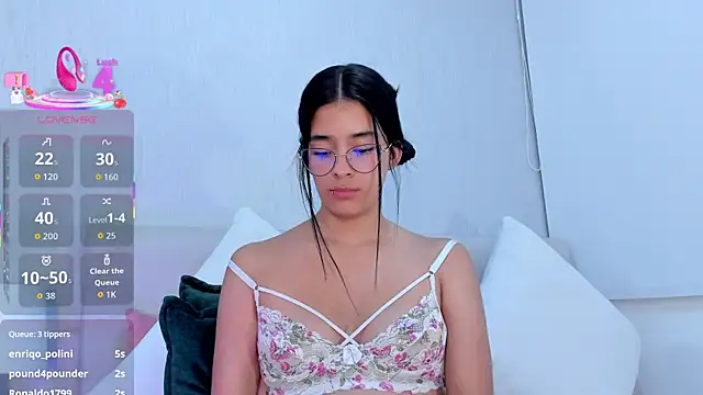 Isaa_Queen's cam snapshot