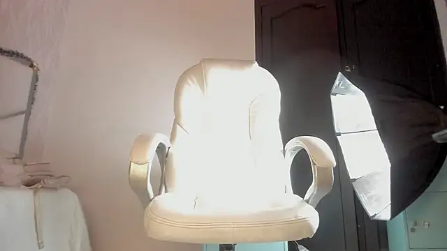 Victoriaa_millers's cam snapshot