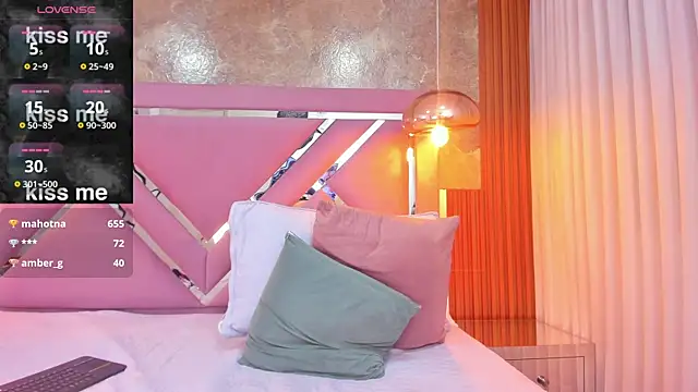 EmilyyRed's cam snapshot