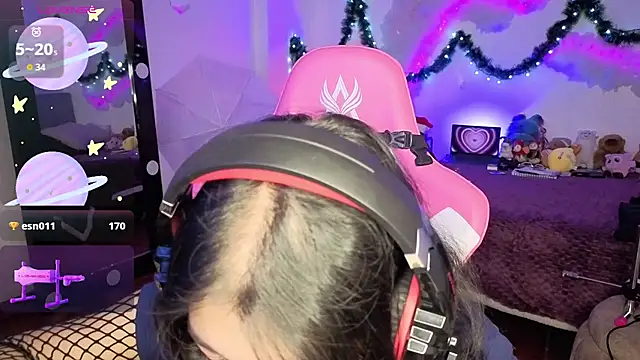 larah_uwu's cam snapshot