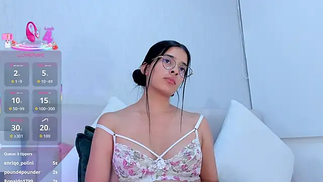 Isaa_Queen's cam snapshot