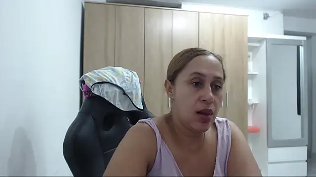 RoxanaLove9's cam snapshot