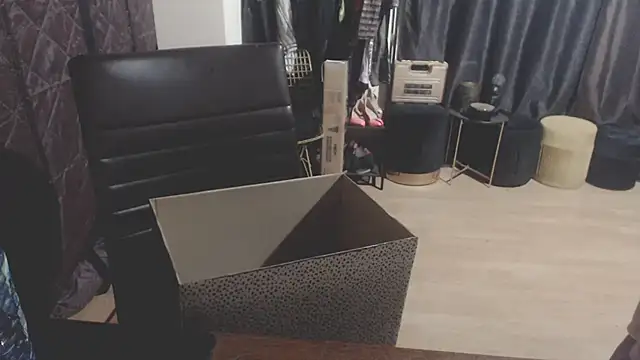 GoldenSasha's cam snapshot