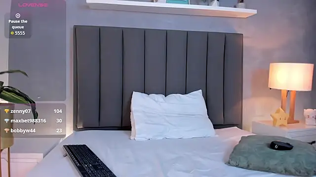 lindaa_natashaa_'s cam snapshot