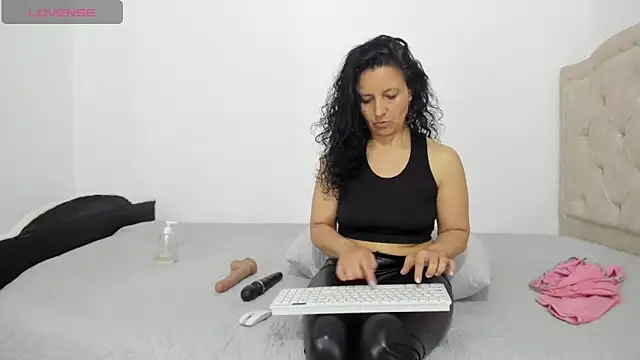 milfnewmf's cam snapshot