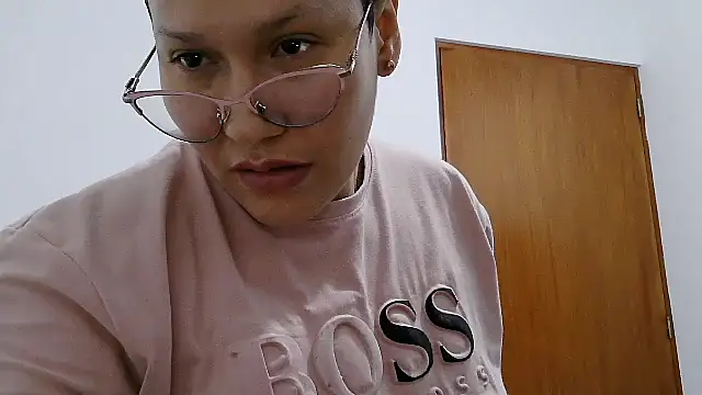 luxandracon23's cam snapshot