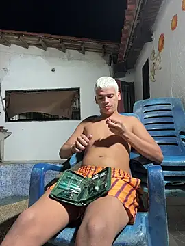 MrLeoLatino's cam snapshot