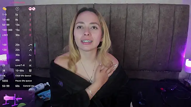 LanaMills_'s cam snapshot