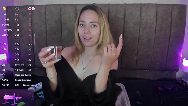 LanaMills_'s cam snapshot