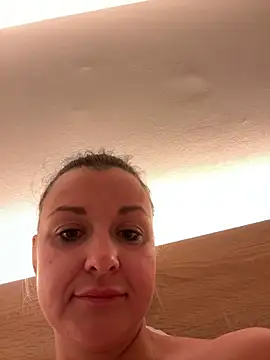 Bella-Tight live sex cam