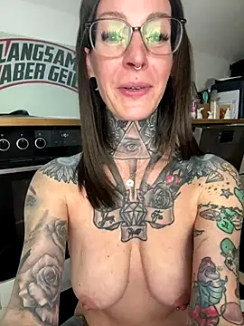 BrownieyQueen live sex cam