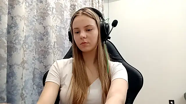 CrackShirker's cam snapshot