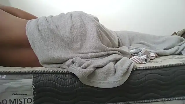 JUNINHOLEKEJR live sex cam