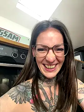 BrownieyQueen live sex cam