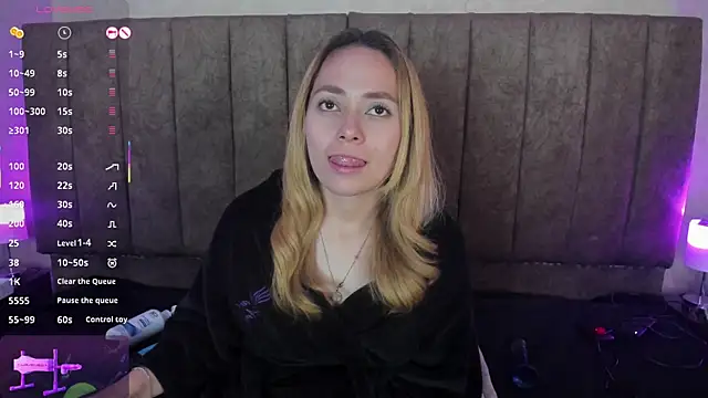 LanaMills_'s cam snapshot