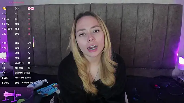 LanaMills_'s cam snapshot