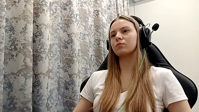 CrackShirker's cam snapshot