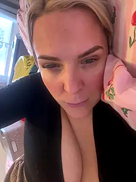 Bustyblondebabe32's cam snapshot