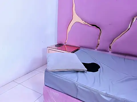 RoxanneBloom's cam snapshot