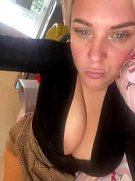 Bustyblondebabe32's cam snapshot