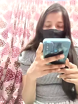 Surbhi-dixit's cam snapshot