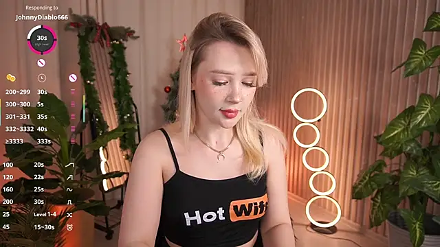 LauraWifeness live sex cam