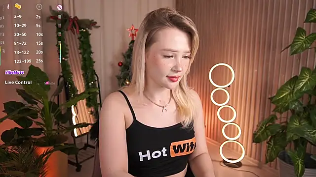 LauraWifeness's cam snapshot