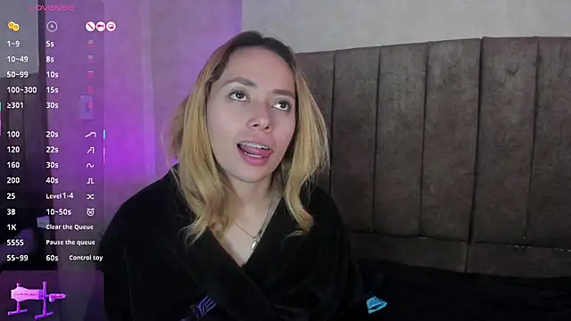 LanaMills_'s cam snapshot