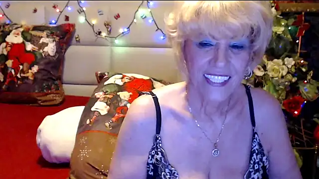 HappyWomanOn's cam snapshot