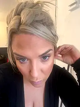 Bustyblondebabe32's cam snapshot