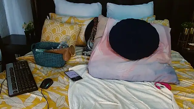 NaughtyLuux10's cam snapshot