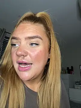 CurvyGirlMyla's cam snapshot