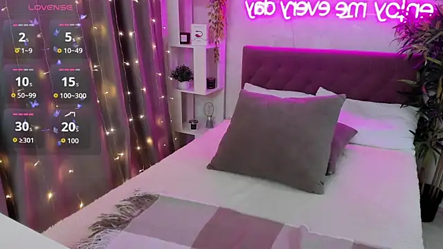 FeralPeach's cam snapshot