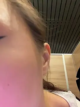 Holly_Play's cam snapshot