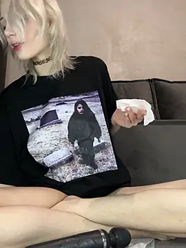 alicefrail's cam snapshot