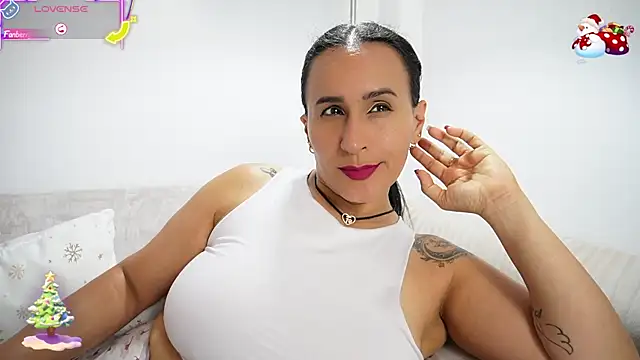 Sara_Charmy's cam snapshot