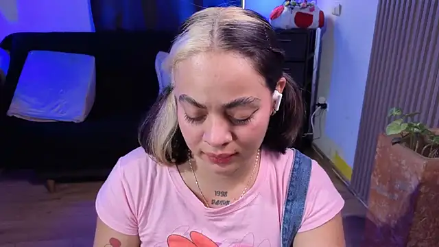 Cuttiealice's cam snapshot