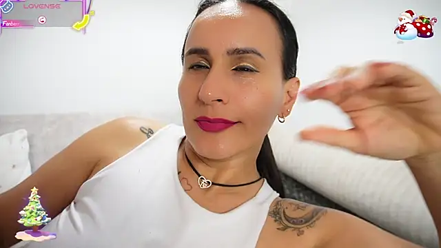 Sara_Charmy's cam snapshot